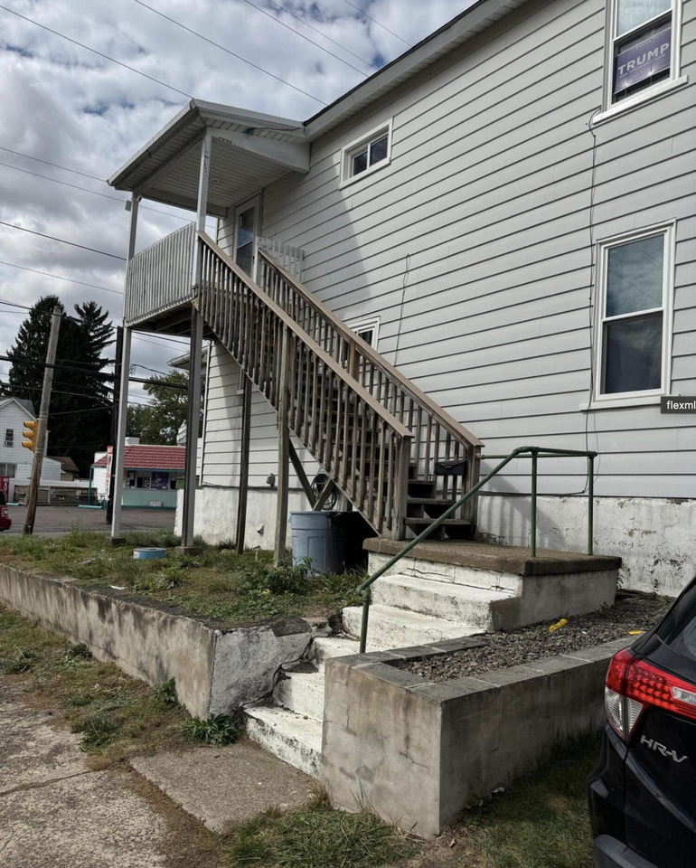 111 W Grove St - Photo 6 of 11