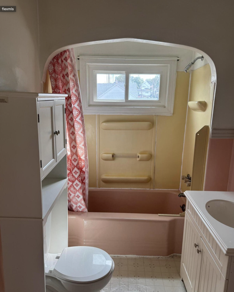 111 W Grove St - Photo 5 of 11