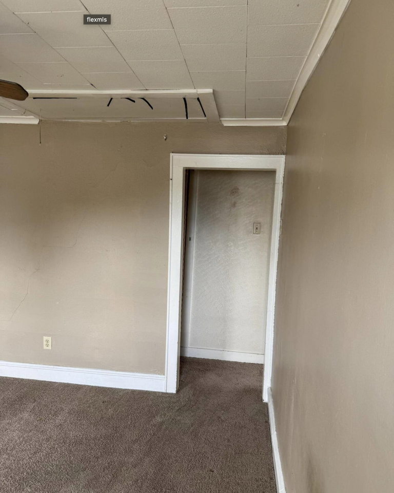 111 W Grove St - Photo 3 of 11