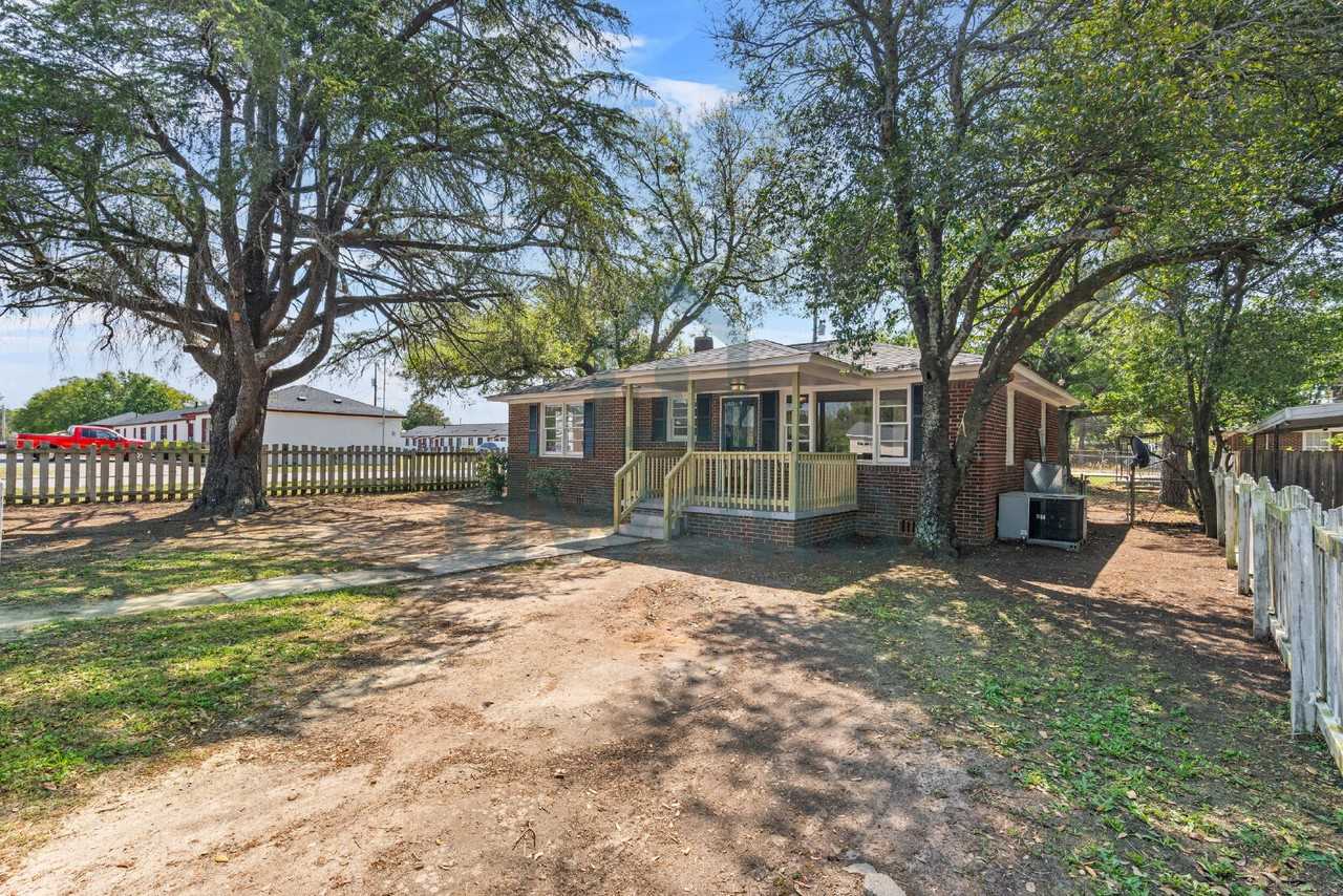 1611 Holland St - Photo 2 of 23