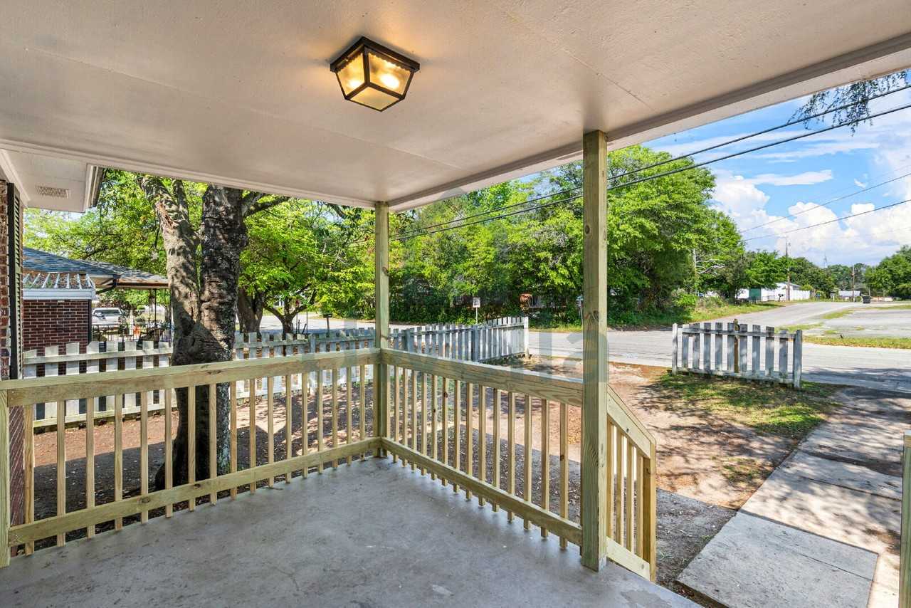 1611 Holland St - Photo 4 of 23