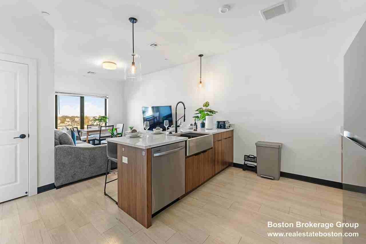 600 Broadway - Photo 4 of 50