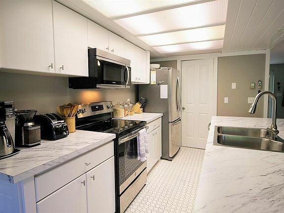 93 Penny Ln - Photo 5 of 17