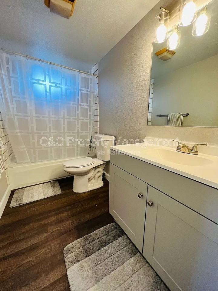 1862 Hanford Dr - Photo 3 of 5