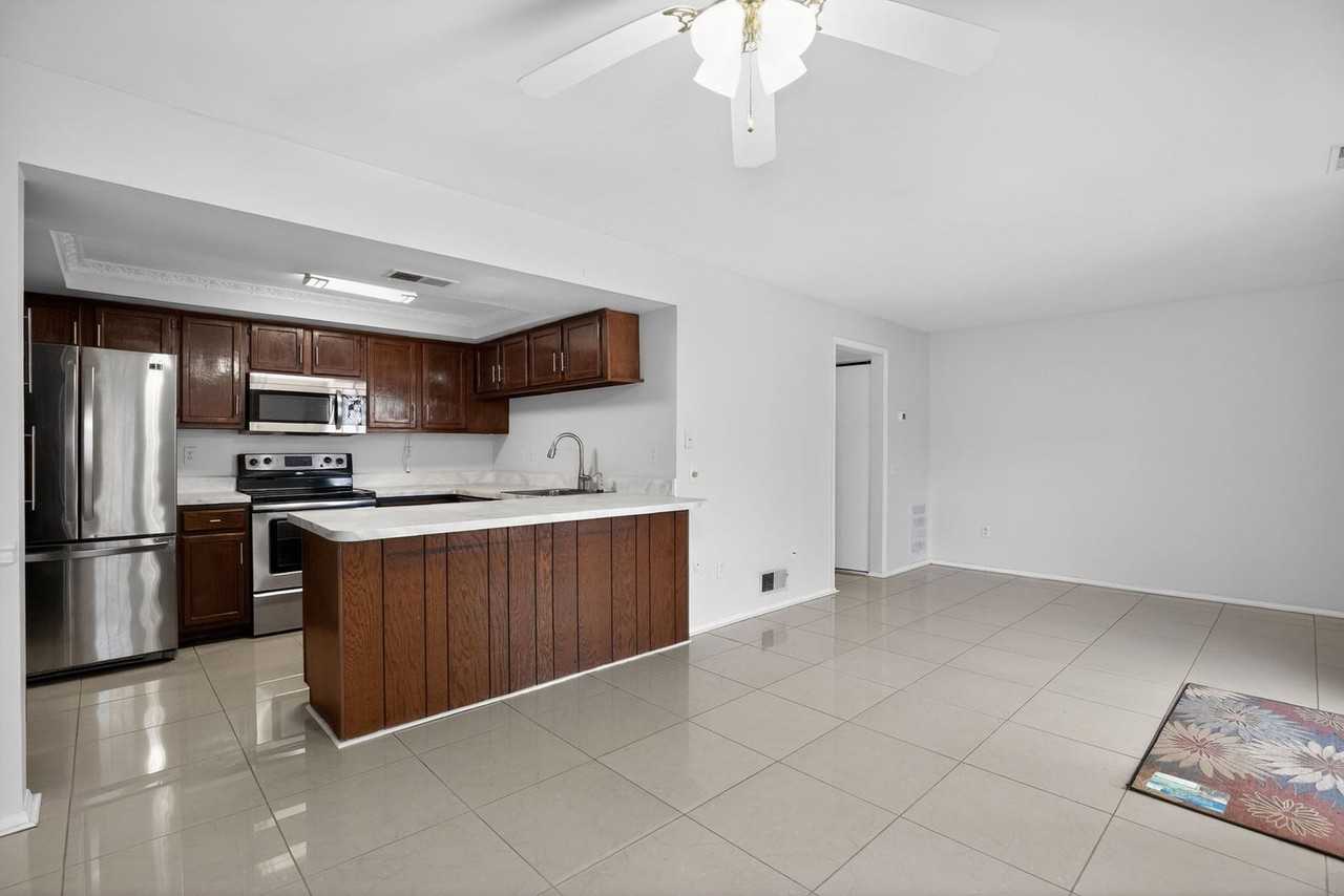 1537 Bryan Ct - Photo 3 of 15