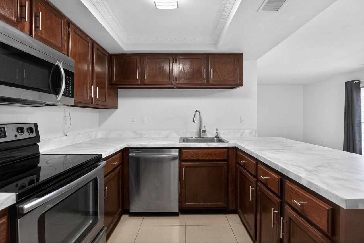 1537 Bryan Ct - Photo 4 of 15