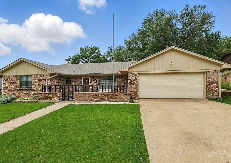 1806 Oak Creek Dr - Photo 2 of 20