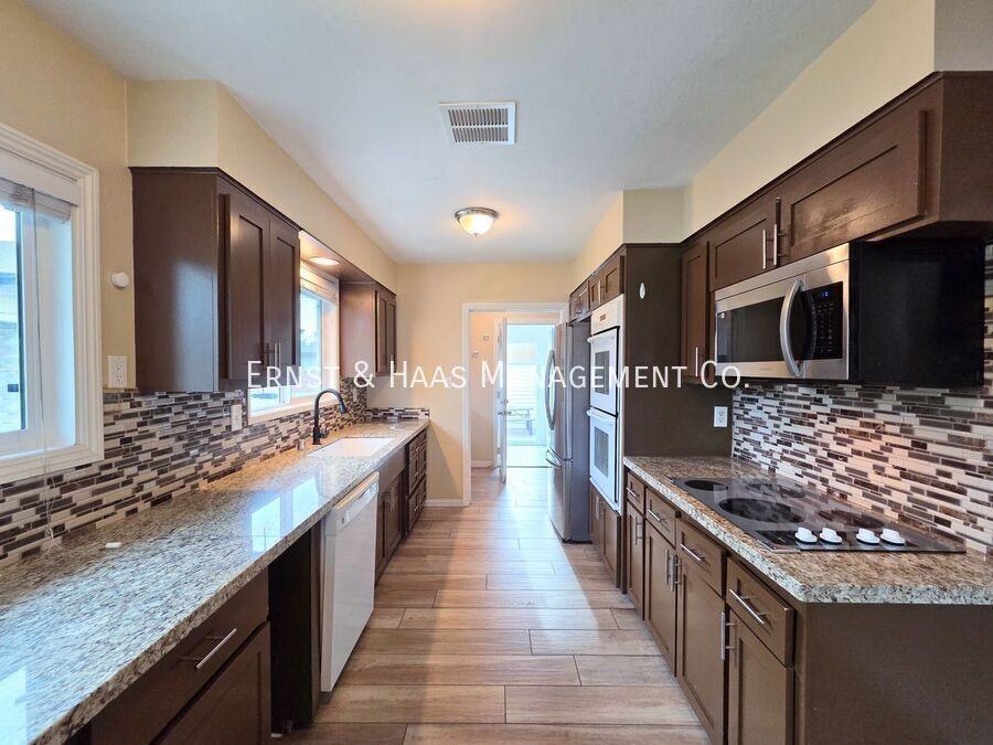 4449 Shadeway Rd - Photo 6 of 39