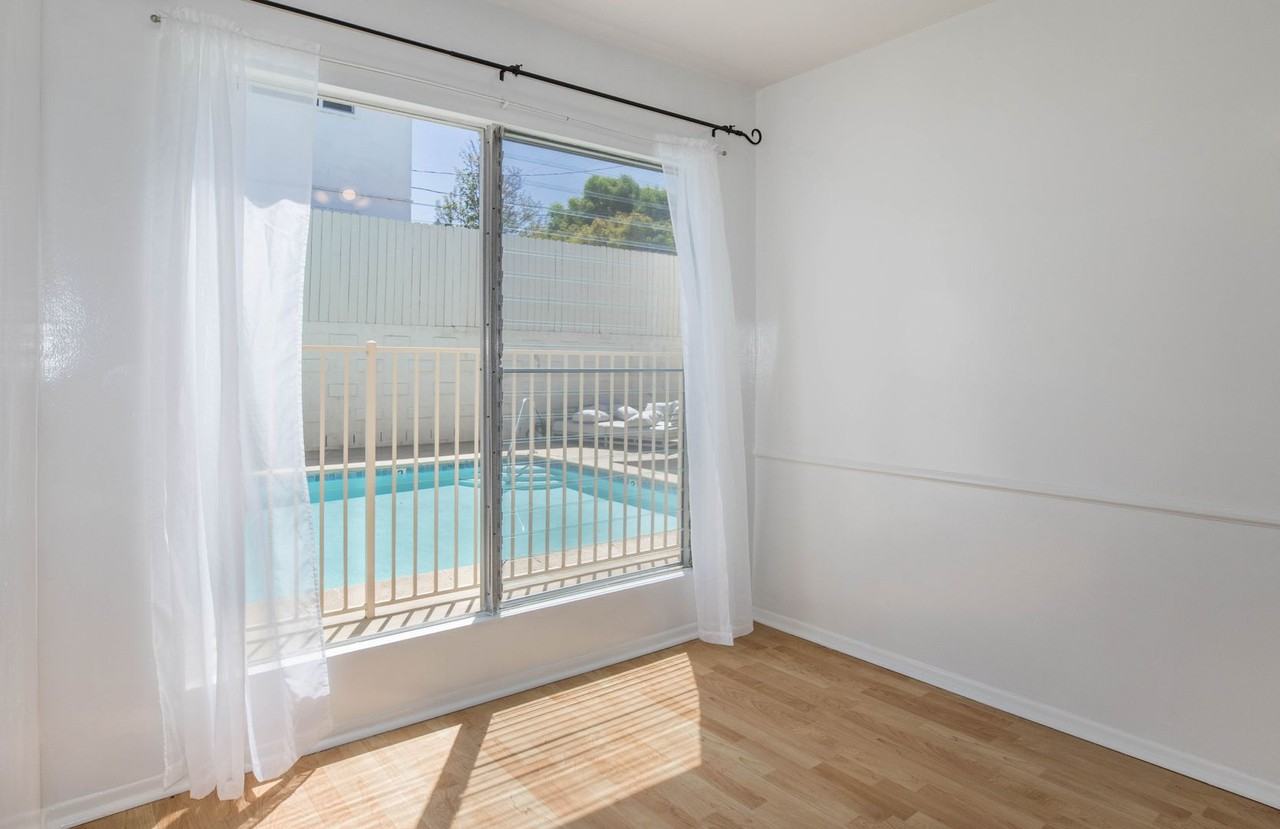 2621 Centinela Ave #14 - Photo 4 of 10