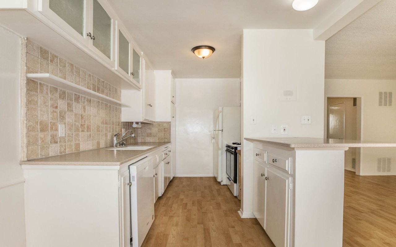 2621 Centinela Ave #14 - Photo 5 of 10