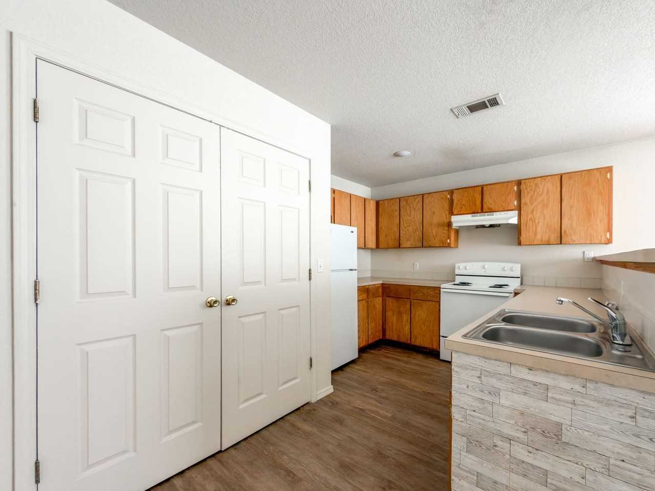 1310 N 47th St #201 - Photo 4 of 17
