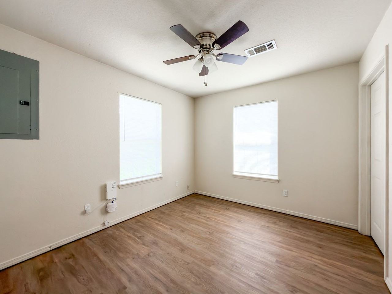 1310 N 47th St #201 - Photo 5 of 17