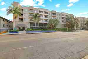 featured image of 914 S Wilton Pl