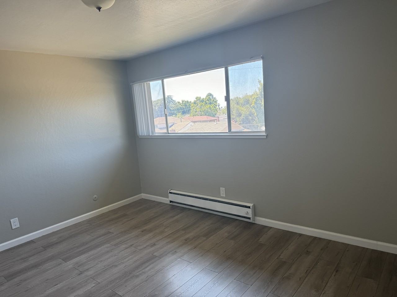 7911 Bancroft Avenue - Photo 2 of 11