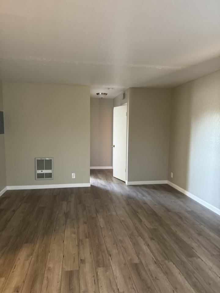 7911 Bancroft Avenue - Photo 3 of 11