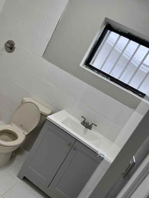 1099 W 60th St #1099A - Photo 4 of 7