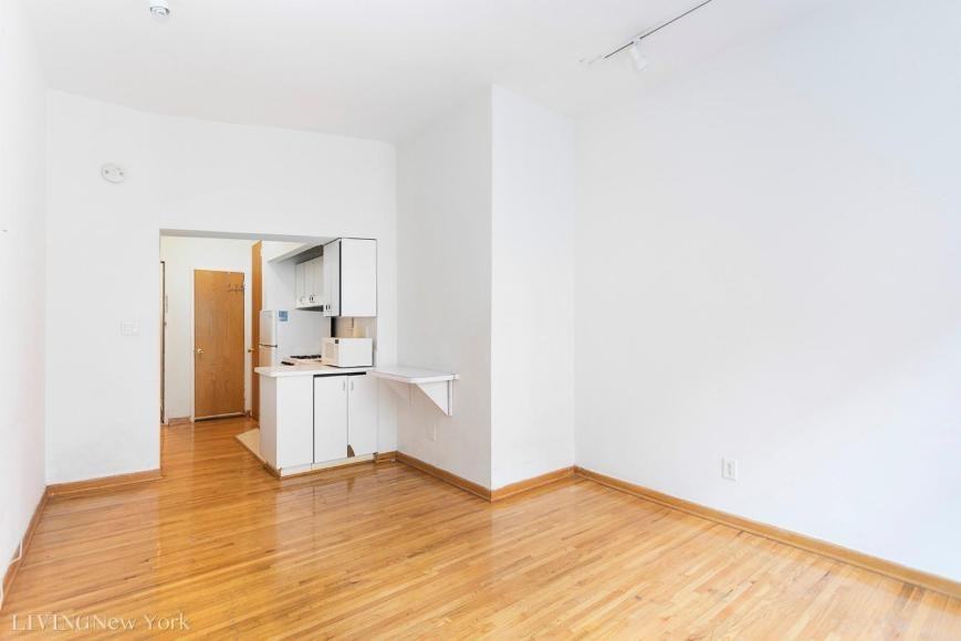 225 E 82nd St - Photo 3 of 8
