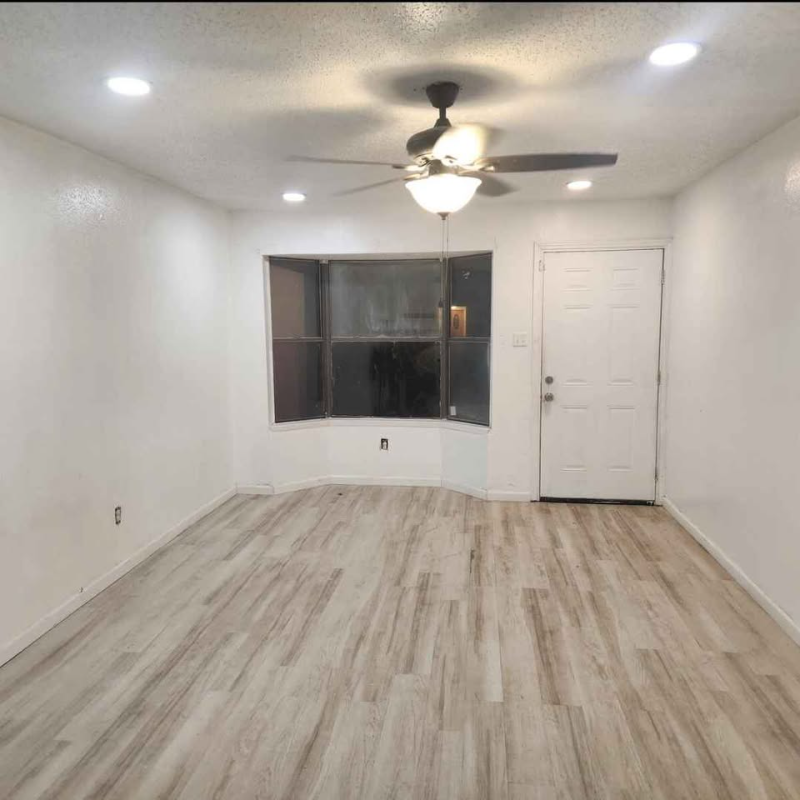 1533 Bosque Dr - Photo 3 of 6