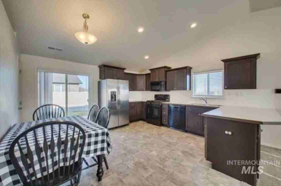 698 Diamond Lake St - Photo 2 of 2