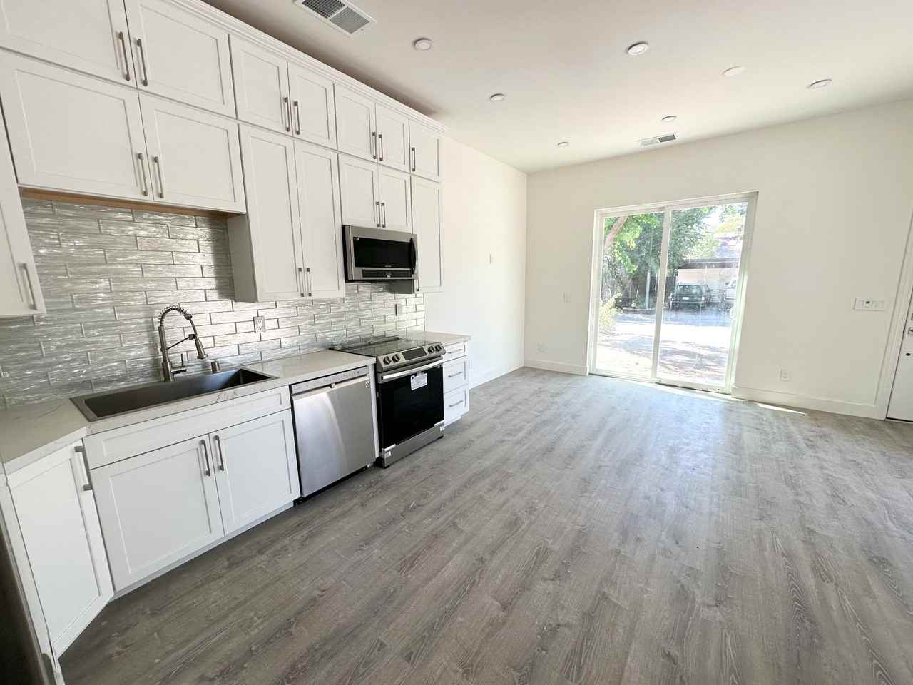 2433 Creekhollow Ln - Photo 2 of 5