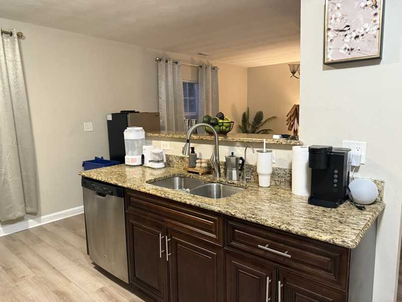 946 Avenue H - Photo 4 of 8