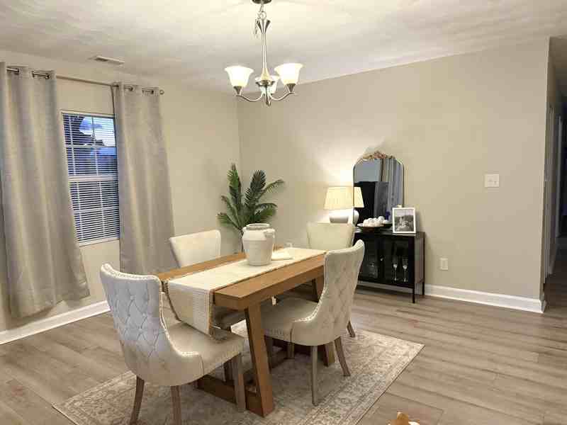 946 Avenue H - Photo 5 of 8