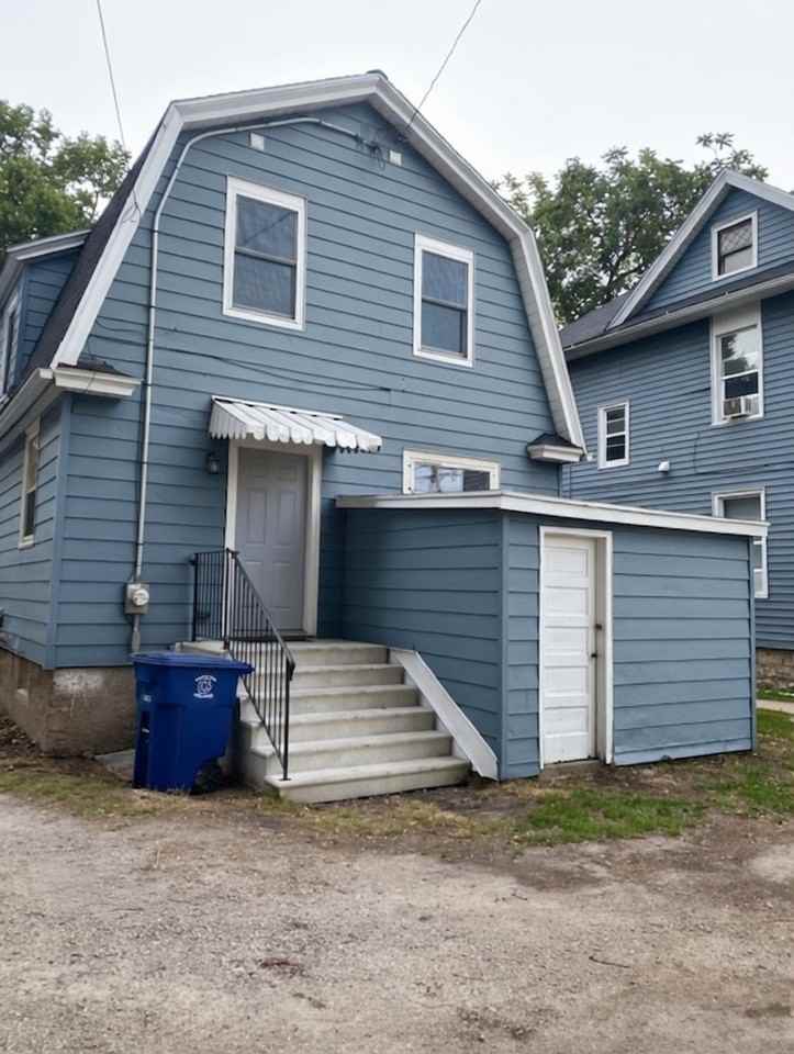 305 S Van Buren St - Photo 2 of 10