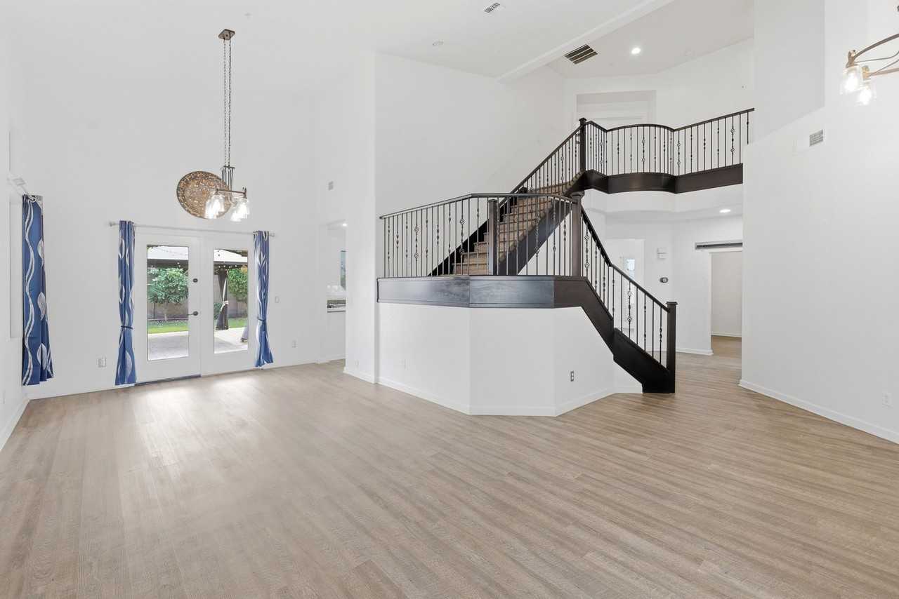 12175 W Chase Ln - Photo 2 of 20