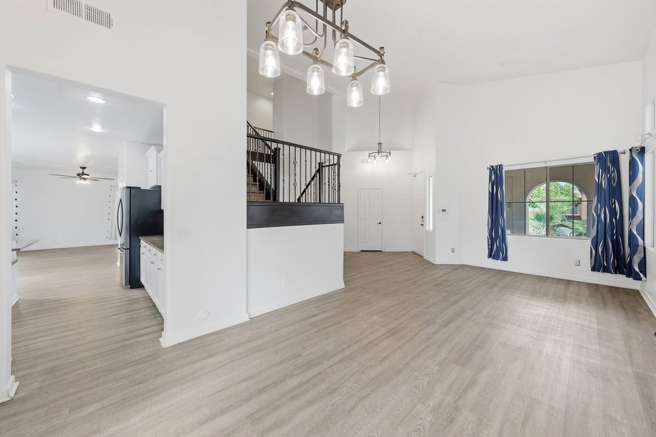 12175 W Chase Ln - Photo 3 of 20