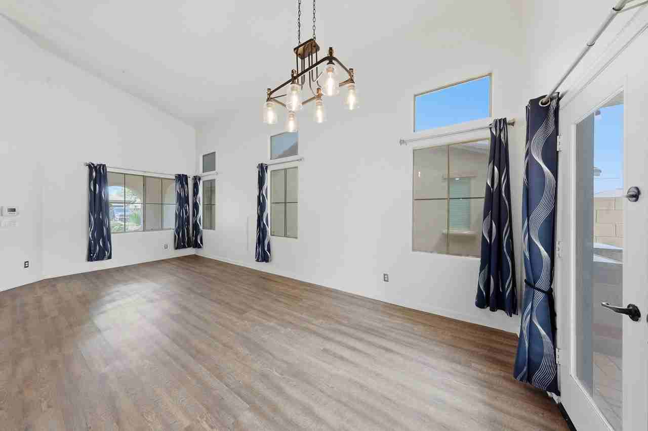 12175 W Chase Ln - Photo 4 of 20