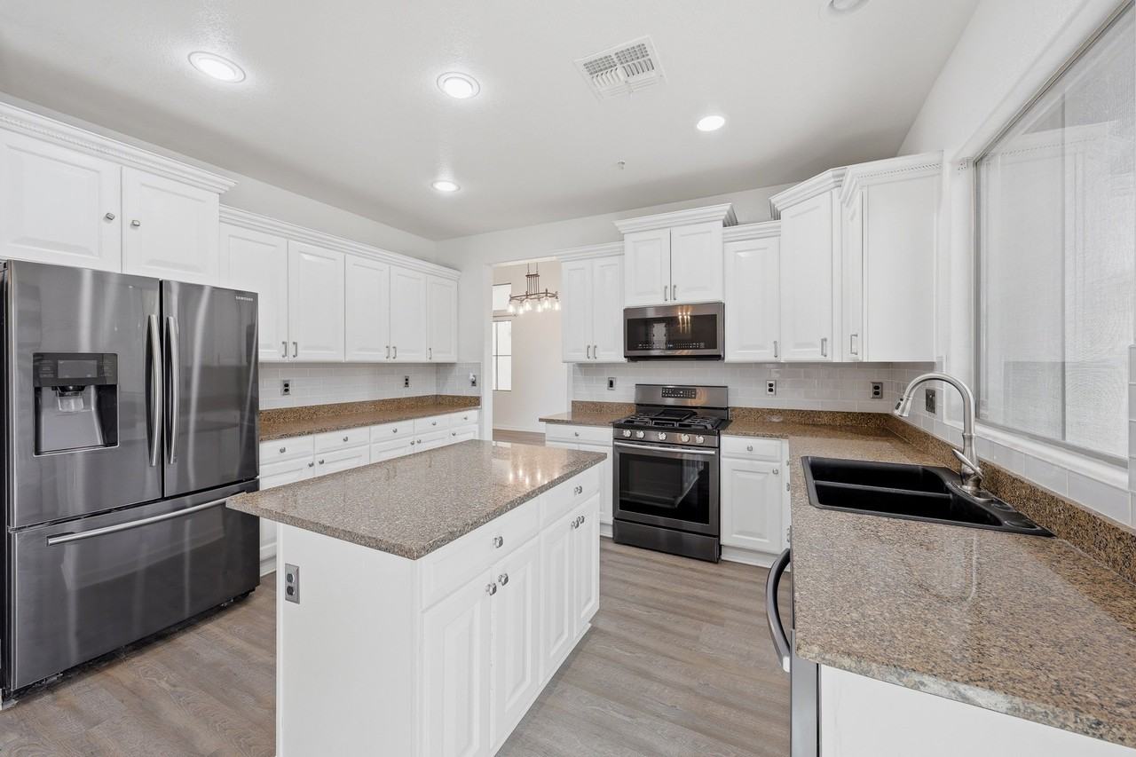 12175 W Chase Ln - Photo 5 of 20