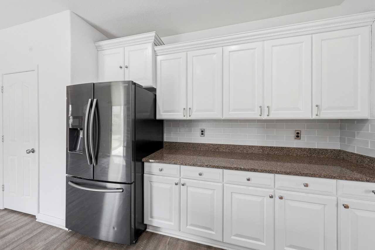 12175 W Chase Ln - Photo 6 of 20