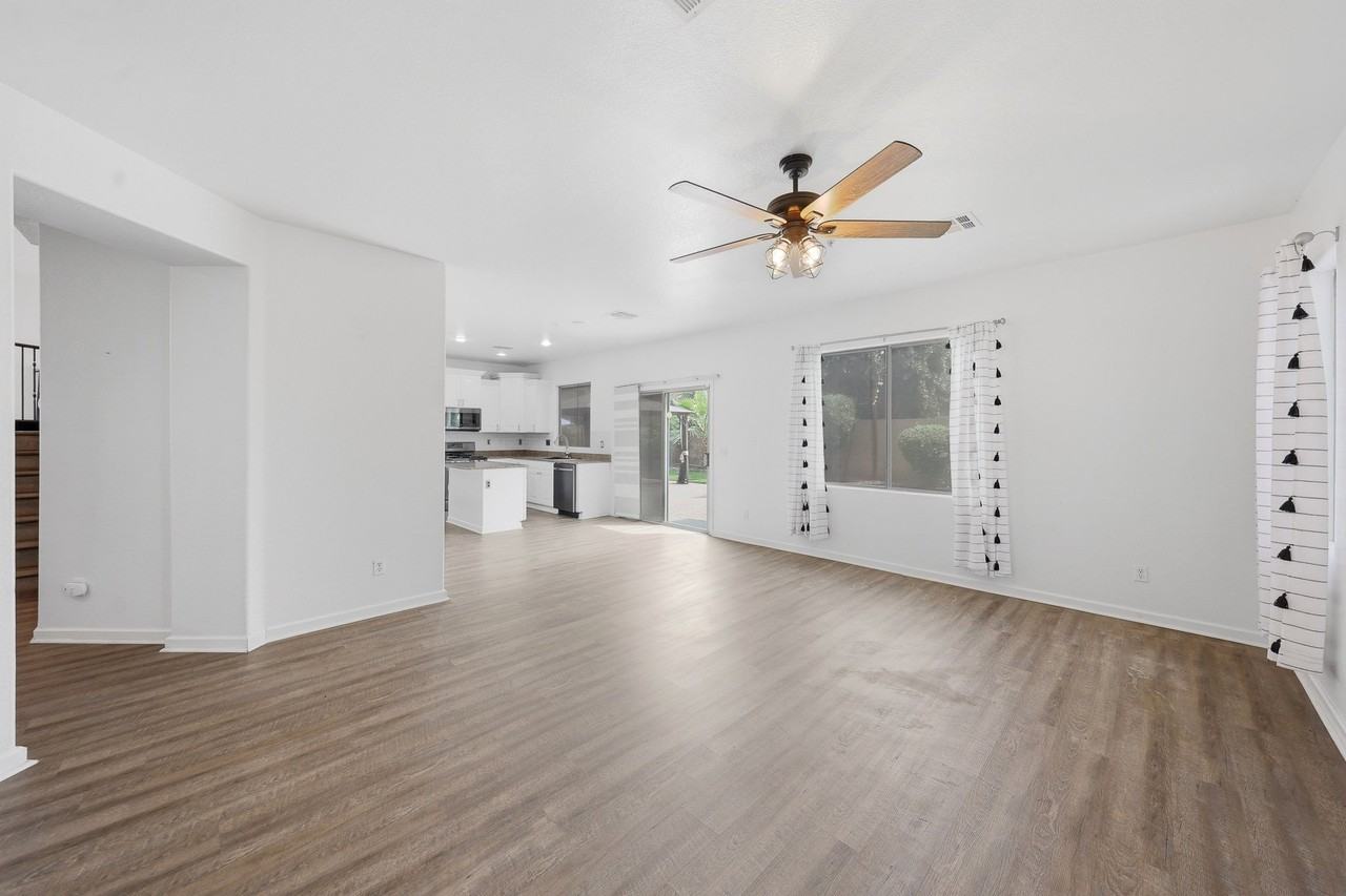 12175 W Chase Ln - Photo 7 of 20