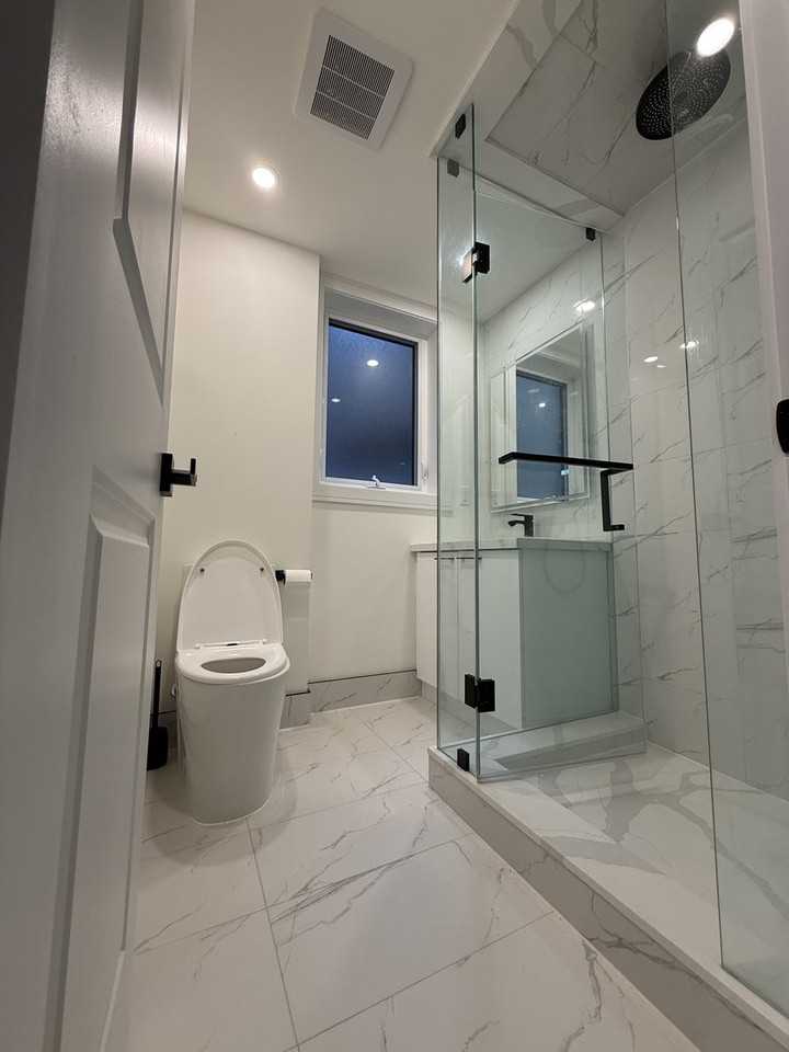 810 Bloor St W - Photo 7 of 12