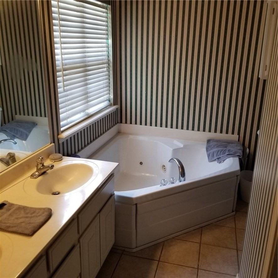 1827 N Pine Crest Ave - Photo 6 of 9