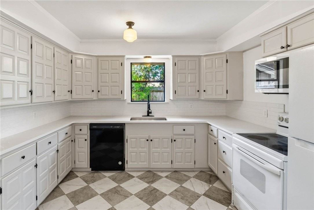 10742 Kingwood Dr - Photo 3 of 18