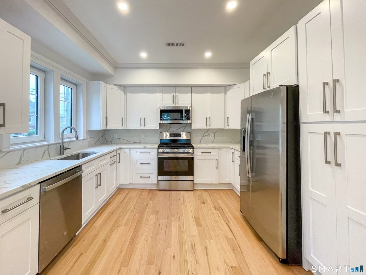 100 Truman St Apt B - Photo 3 of 20