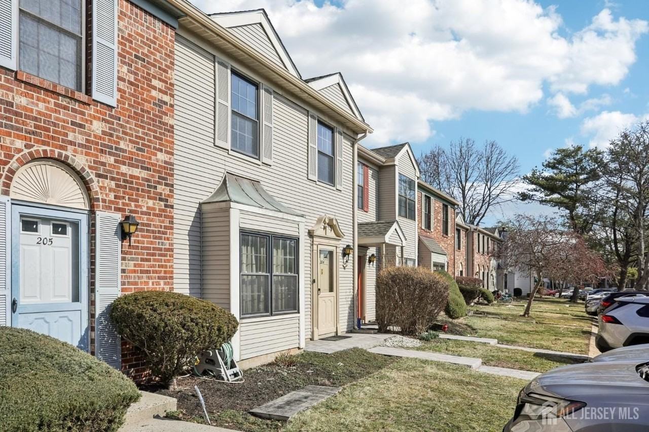 204 Hampshire Ct - Photo 2 of 26