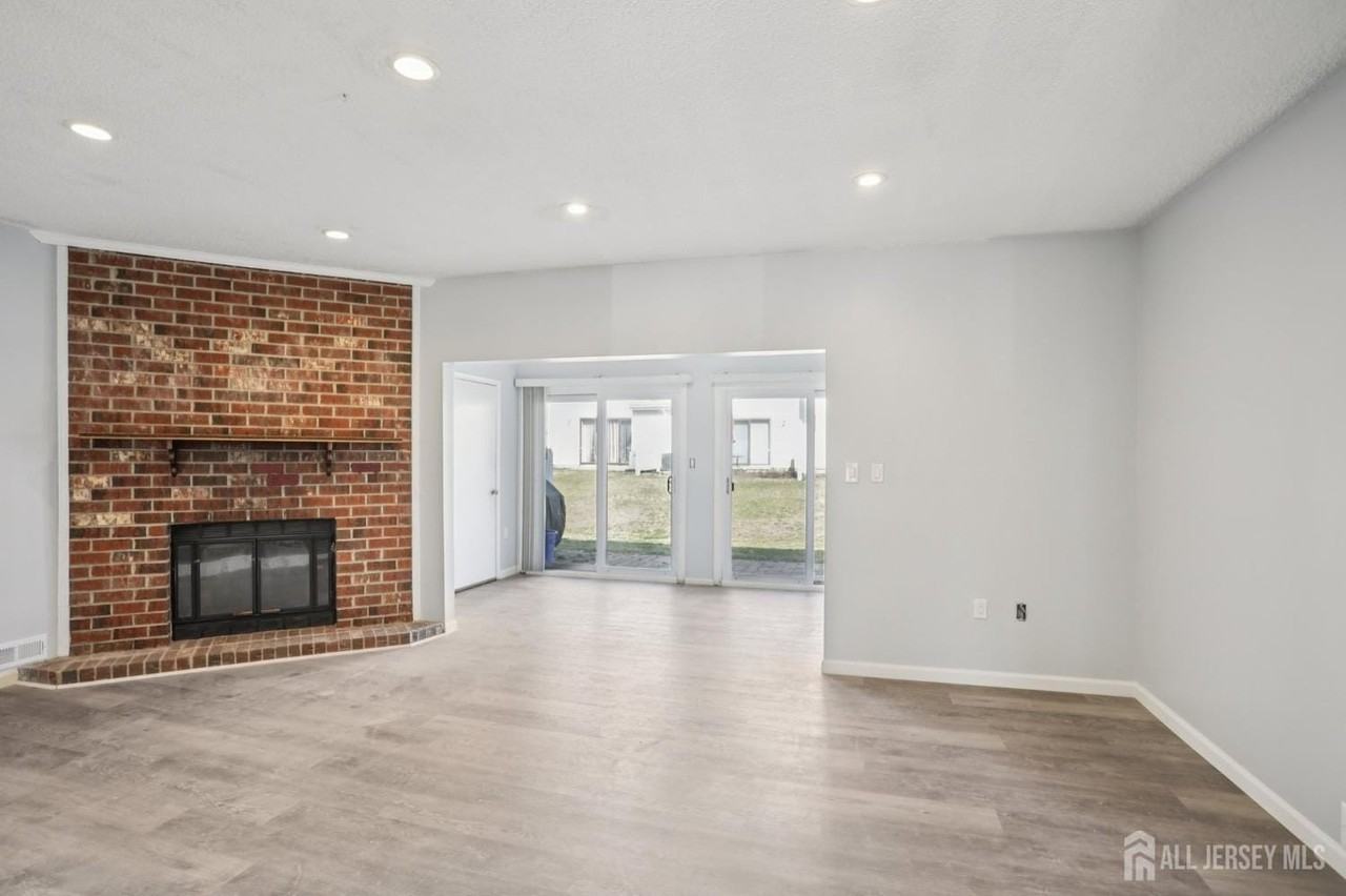 204 Hampshire Ct - Photo 3 of 26