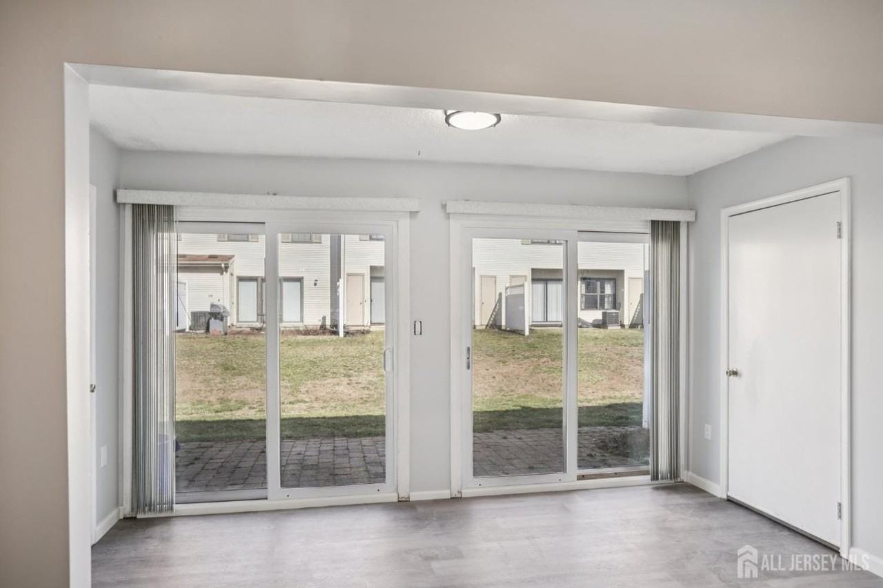 204 Hampshire Ct - Photo 4 of 26