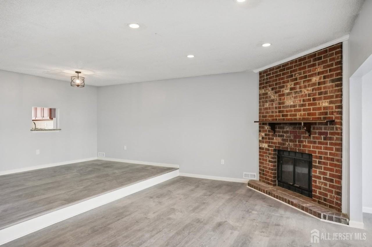 204 Hampshire Ct - Photo 6 of 26