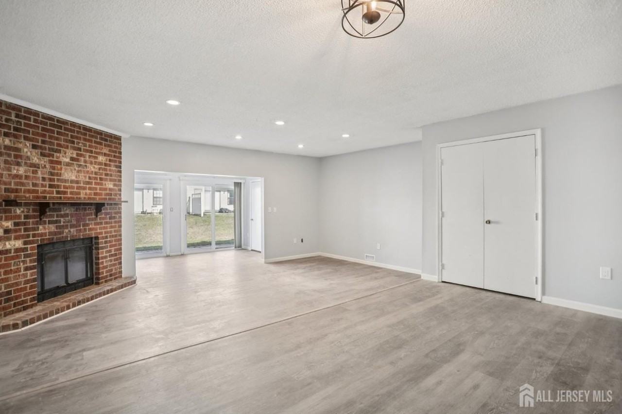 204 Hampshire Ct - Photo 7 of 26