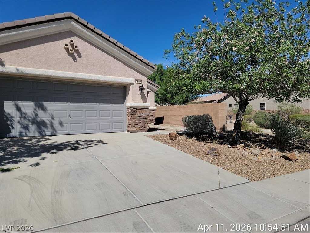 1033 Fishing St - Photo 3 of 40