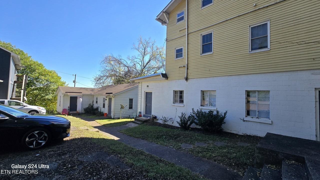 1412 Armstrong Ave Apt 1 - Photo 3 of 28