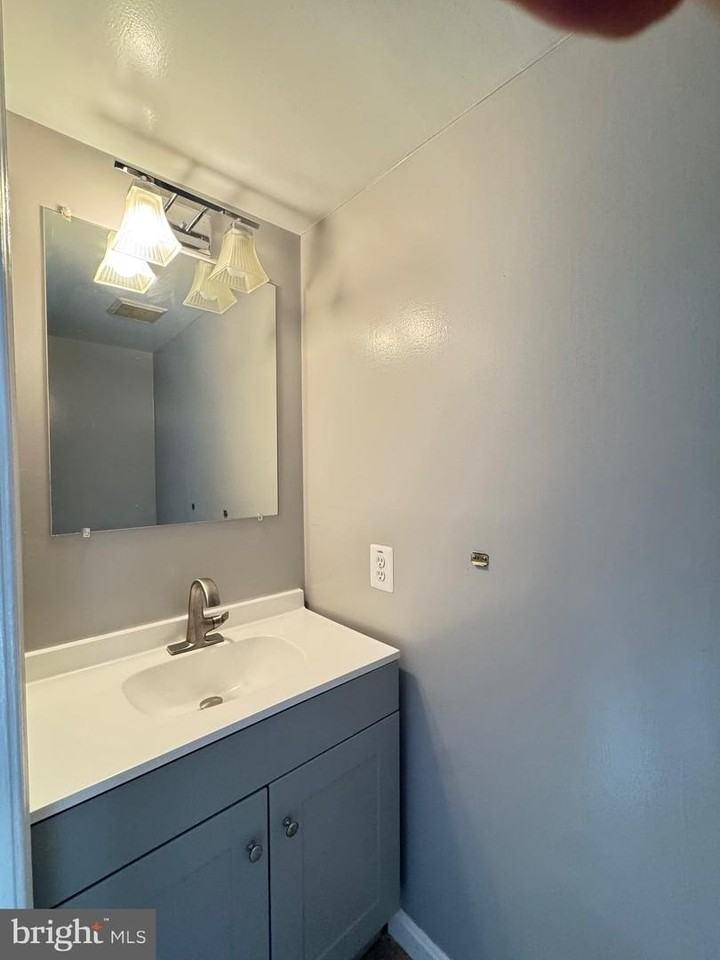 6674 Ducketts Ln - Photo 5 of 20