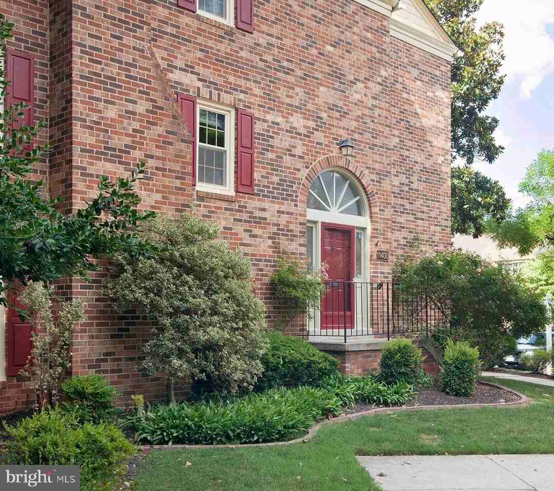 11400 Dorchester Ln - Photo 3 of 45