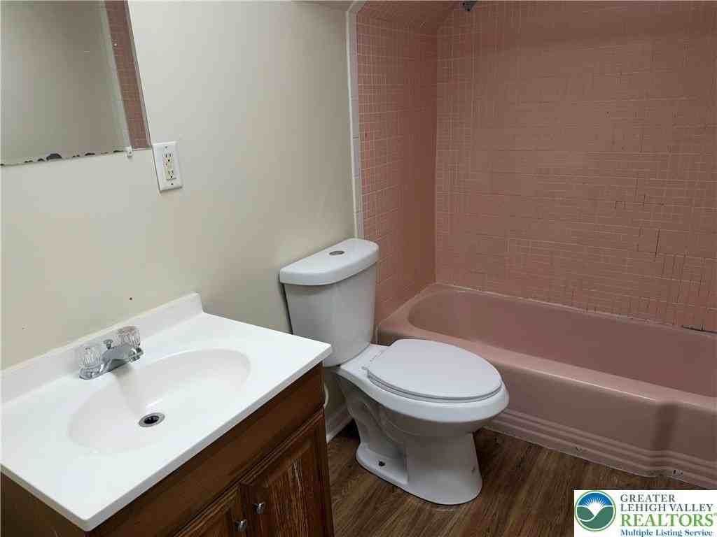 1201 E 4th St Apt 4 - Photo 7 of 14