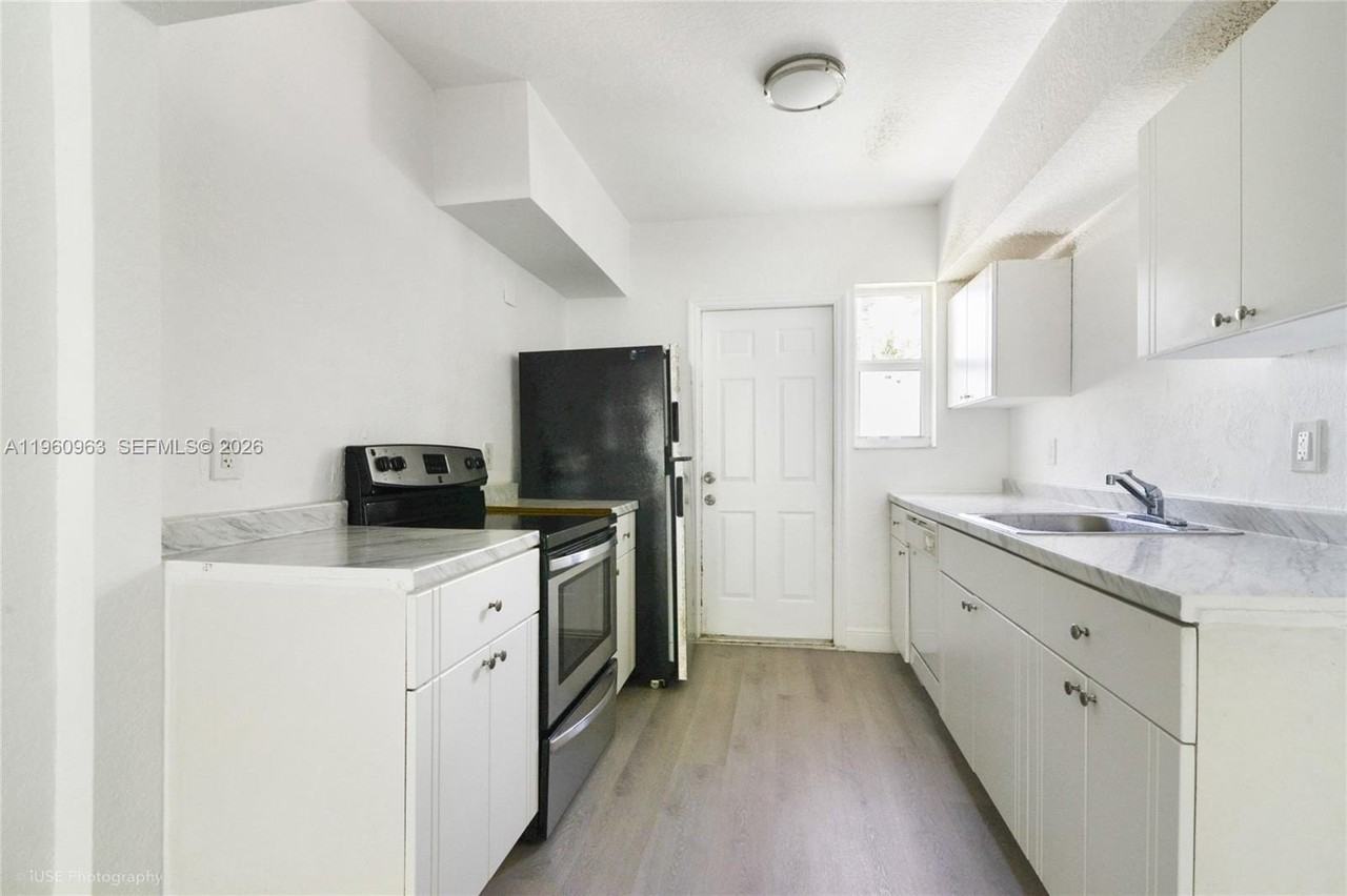 1050 98th St #4W - Photo 3 of 11