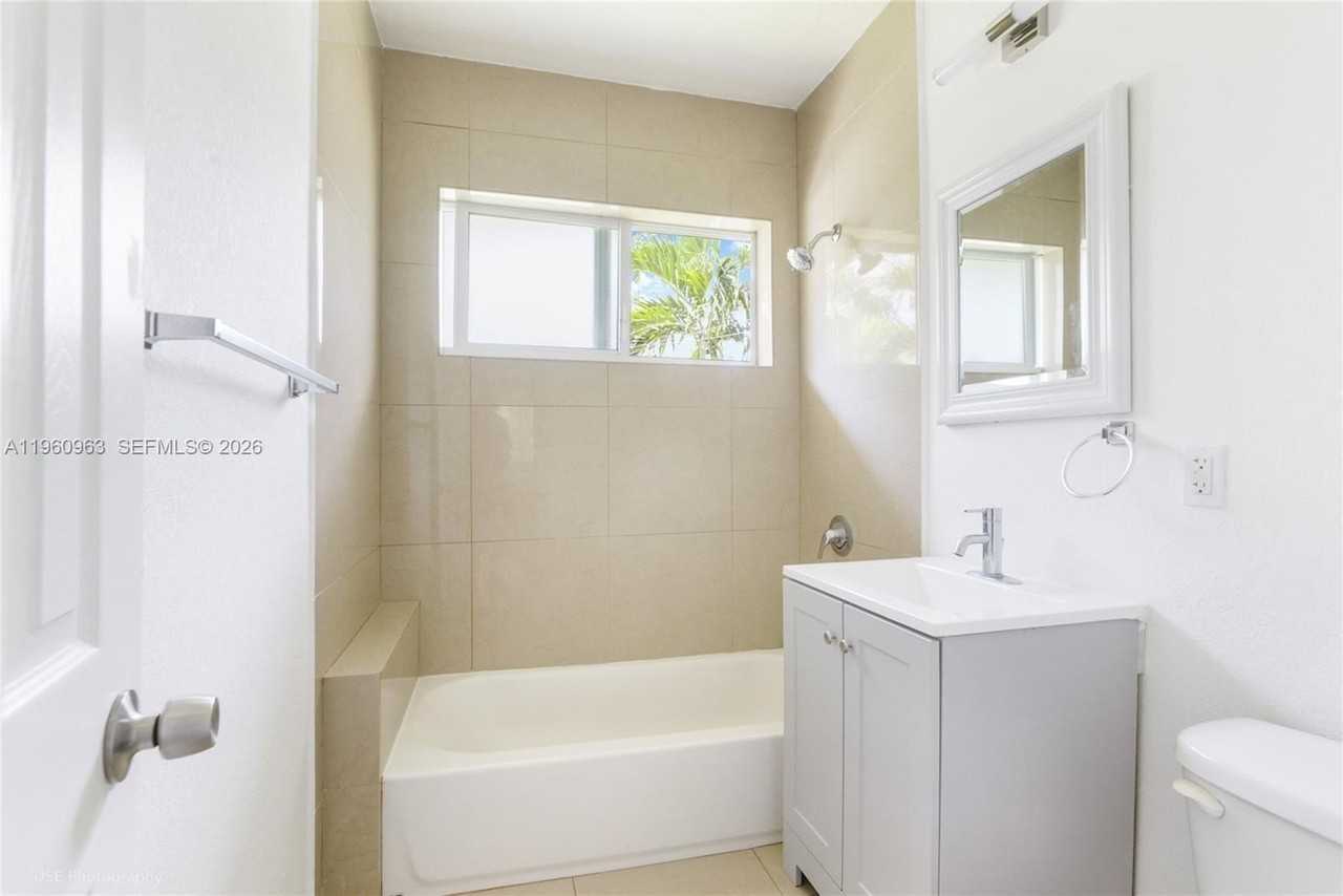 1050 98th St #4W - Photo 6 of 11