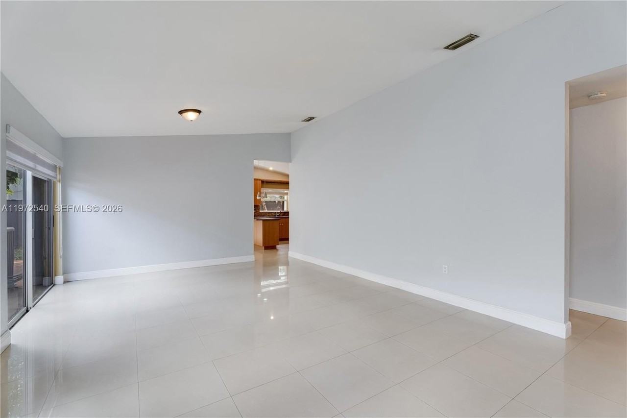 10523 Sw 161st Pl - Photo 5 of 34